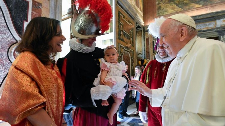 El Papa a la Guardia Suiza: 'Compartan el amor de Dios en su ministerio' El Papa a la Guardia Suiza: 'Compartan el amor de Dios en su ministerio'
