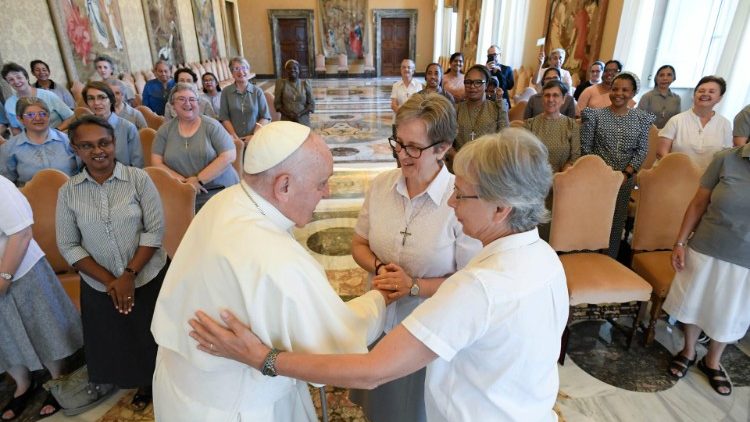 El Papa a las claretianas: 'Continúen ofreciendo el amor desbordante de Dios' El Papa a las claretianas: 'Continúen ofreciendo el amor desbordante de Dios'