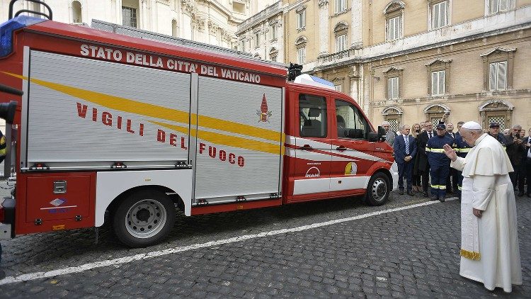 El Papa a los bomberos: "Son como el buen samaritano, bella expresión de la solidaridad" El Papa a los bomberos: "Son como el buen samaritano, bella expresión de la solidaridad"