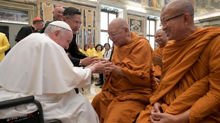 El Papa a los budistas: trabajemos juntos como hermanos, atentos a los más necesitados El Papa a los budistas: trabajemos juntos como hermanos, atentos a los más necesitados
