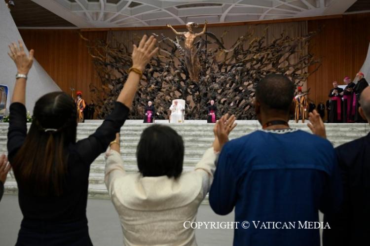 El Papa, a los carismáticos: '¡Luchemos por la paz!' El Papa, a los carismáticos: '¡Luchemos por la paz!'