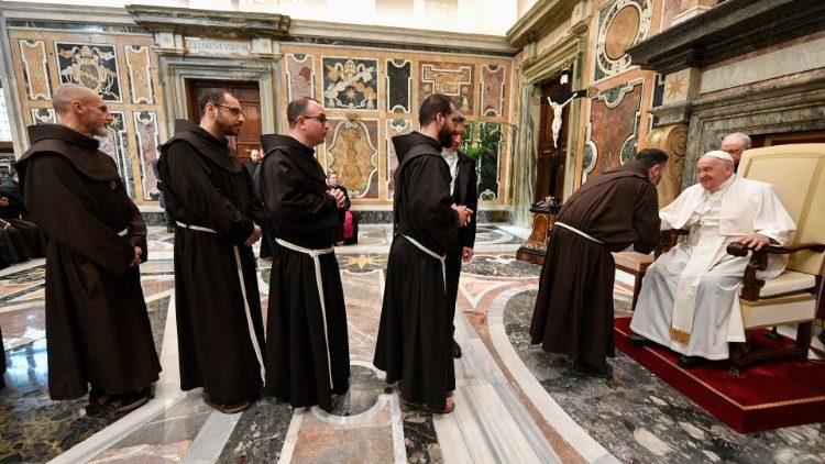 El Papa, a los franciscanos: estar cerca de quienes llevan cicatrices de sufrimiento El Papa, a los franciscanos: estar cerca de quienes llevan cicatrices de sufrimiento
