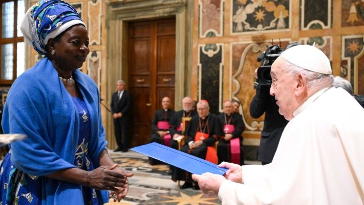 El Papa, a los nuevos embajadores: 'El mundo está cansado de la guerra' El Papa, a los nuevos embajadores: 'El mundo está cansado de la guerra'