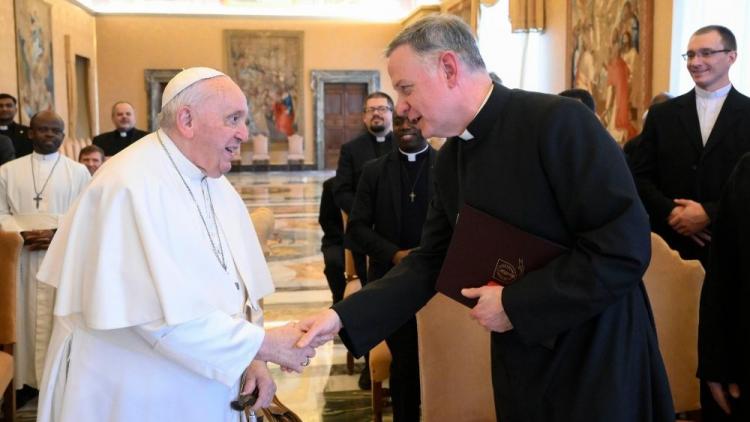 El Papa a los Padres Marianos: "Sigan el camino de Dios: cercanía, misericordia y ternura" El Papa a los Padres Marianos: "Sigan el camino de Dios: cercanía, misericordia y ternura"