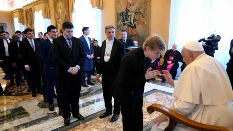 El Papa, a los seminaristas: 'Un sacerdote que no es cercano a su obispo es rengo' El Papa, a los seminaristas: 'Un sacerdote que no es cercano a su obispo es rengo'
