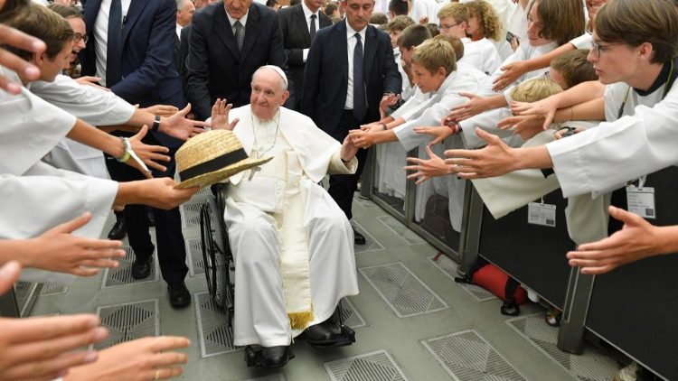 El Papa a monaguillos franceses: servir a la Iglesia es una hermosa aventura El Papa a monaguillos franceses: servir a la Iglesia es una hermosa aventura