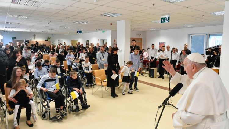 Francisco compartió momentos con niños enfermos en Budapest Francisco compartió momentos con niños enfermos en Budapest