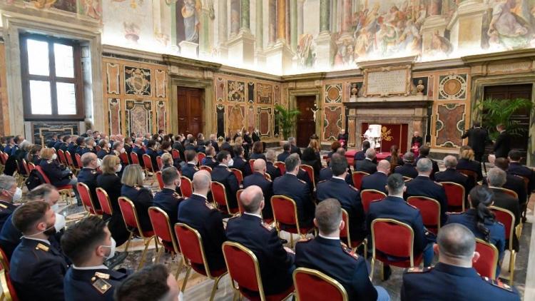 El Papa agradece a la Policía Italiana por proteger la seguridad y dignidad de las personas El Papa agradece a la Policía Italiana por proteger la seguridad y dignidad de las personas