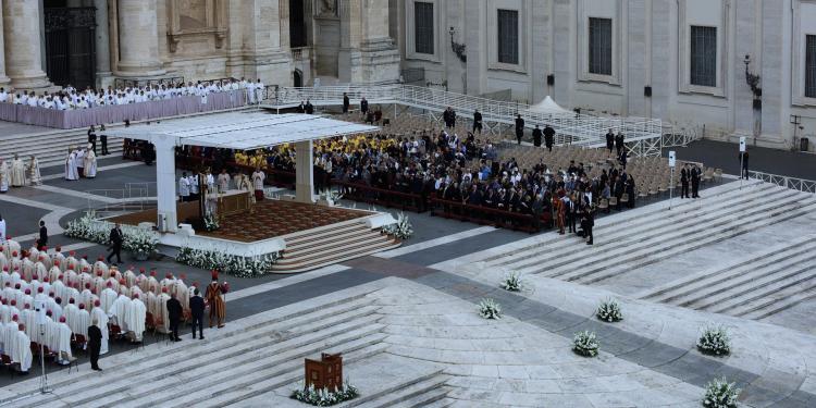 El Papa, al inicio del Sínodo: 'Lugar de comunidad y armonía' El Papa, al inicio del Sínodo: 'Lugar de comunidad y armonía'