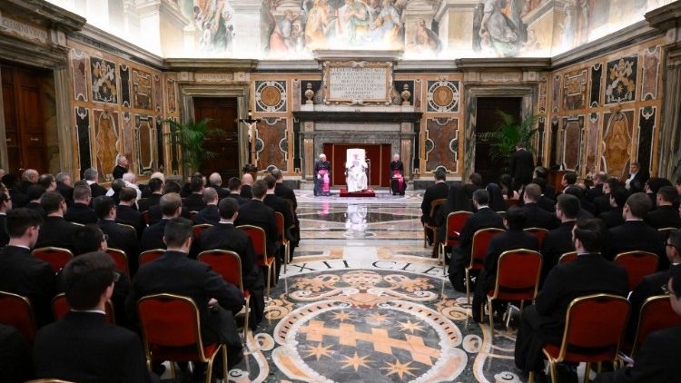 El Papa alentó a los seminaristas a convertirse en testigos proféticos del Evangelio