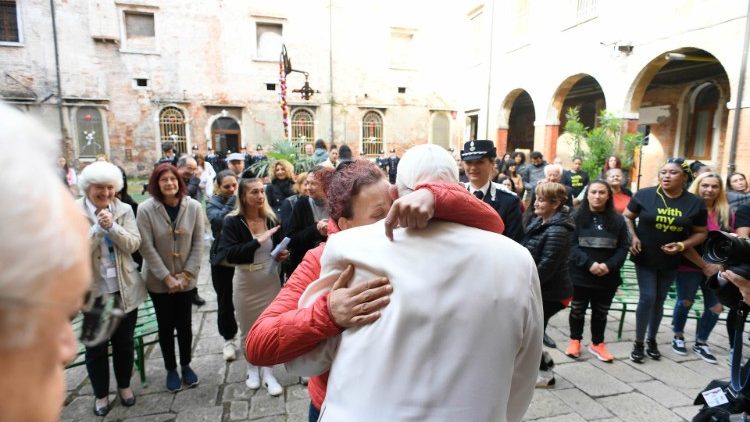 El Papa anima a las reclusas al inicio de su visita a Venecia