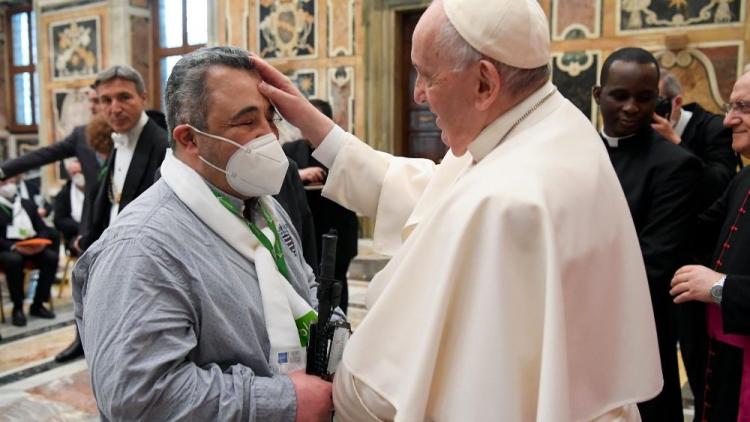 El Papa: aprendamos a mirar el mundo con la mirada tierna de Dios El Papa: aprendamos a mirar el mundo con la mirada tierna de Dios