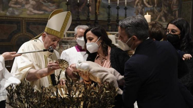 El Papa bautizó a 16 niños y le pidió a los padres que protejan su identidad cristiana El Papa bautizó a 16 niños y le pidió a los padres que protejan su identidad cristiana