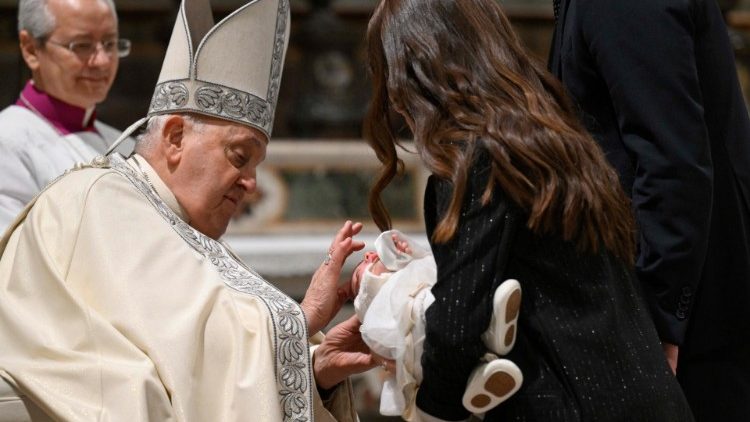 El Papa bautizó a 21 bebés en la ceremonia anual de la Capilla Sixtina El Papa bautizó a 21 bebés en la ceremonia anual de la Capilla Sixtina