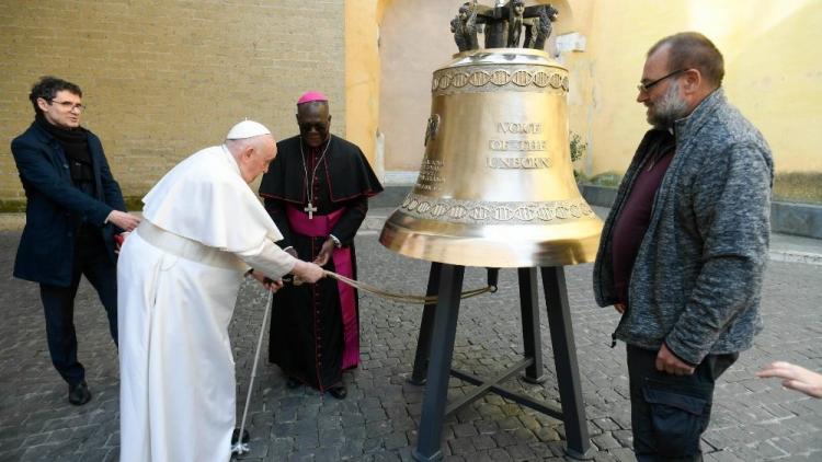 El Papa bendijo una campana 'La voz de los no nacidos' que va a África El Papa bendijo una campana 'La voz de los no nacidos' que va a África