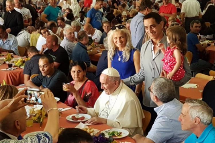 El Papa denuncia que hay nuevos pobres creados por la 'política de las armas' El Papa denuncia que hay nuevos pobres creados por la 'política de las armas'