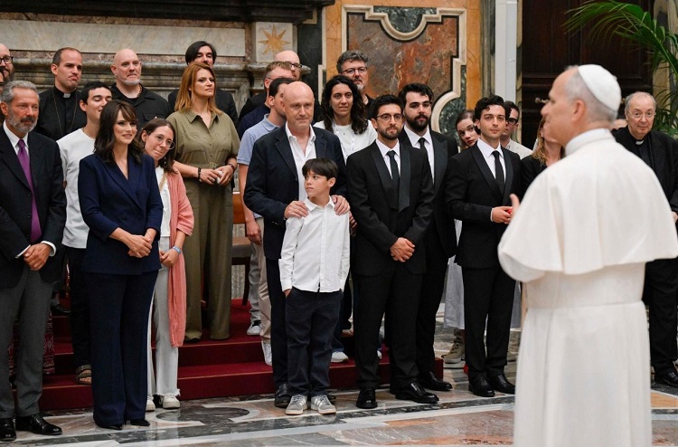 El Papa desafía a los artistas a promover la 'verdadera alegría' entre los jóvenes El Papa desafía a los artistas a promover la 'verdadera alegría' entre los jóvenes