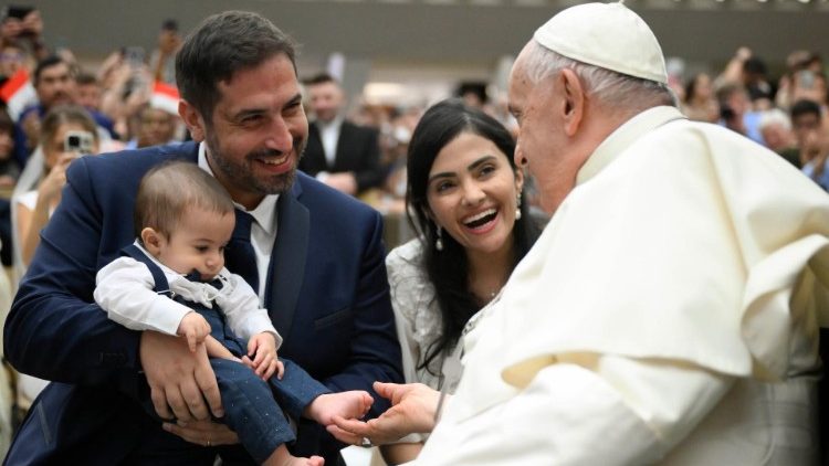El Papa destaca el papel de la familia en la promoción de la fraternidad y la cohesión social El Papa destaca el papel de la familia en la promoción de la fraternidad y la cohesión social
