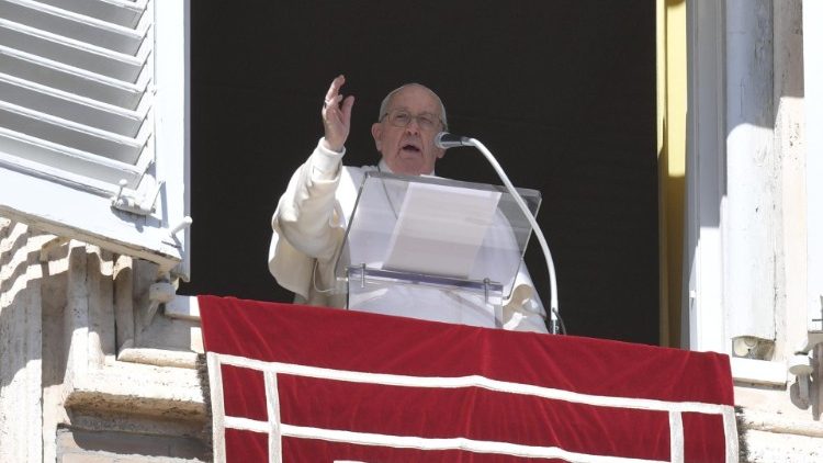 El Papa, en el Ángelus: 'Abrámonos a la luz de Jesús' El Papa, en el Ángelus: 'Abrámonos a la luz de Jesús'