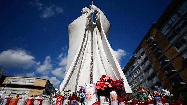 El Papa, en el Ángelus: 'Necesitamos el milagro de la ternura' El Papa, en el Ángelus: 'Necesitamos el milagro de la ternura'