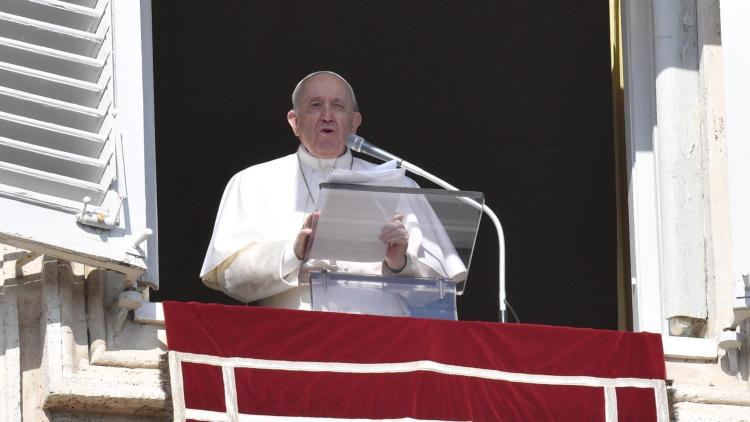 Francisco en el Ángelus: "Para entrar en la vida de Dios, hay que pasar a través de Él" Francisco en el Ángelus: "Para entrar en la vida de Dios, hay que pasar a través de Él"