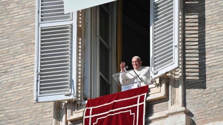 El Papa en el Ángelus: 'Un día estaremos todos unidos en Cristo' El Papa en el Ángelus: 'Un día estaremos todos unidos en Cristo'