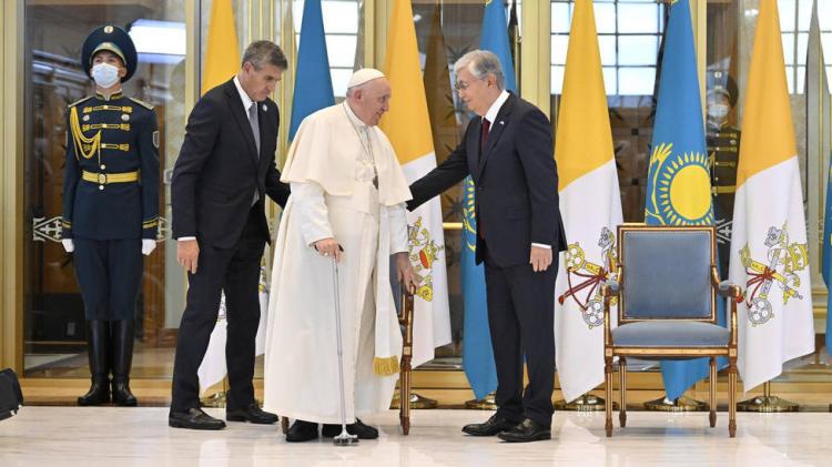 El Papa en Kazajistán: "Se necesitan líderes que permitan a los pueblos dialogar" El Papa en Kazajistán: "Se necesitan líderes que permitan a los pueblos dialogar"