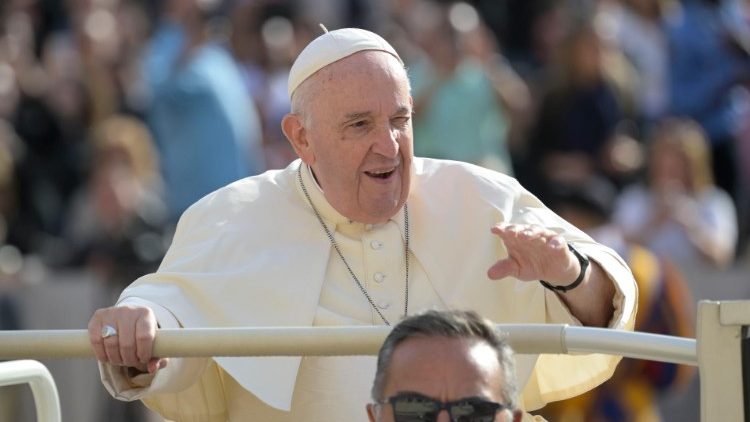El Papa: En la oración nos dirigirnos al Señor con sencillez y familiaridad El Papa: En la oración nos dirigirnos al Señor con sencillez y familiaridad