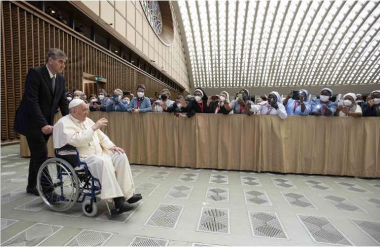 El Papa, en silla de ruedas, pidió a los religiosos no temer a la propia vulnerabilidad El Papa, en silla de ruedas, pidió a los religiosos no temer a la propia vulnerabilidad
