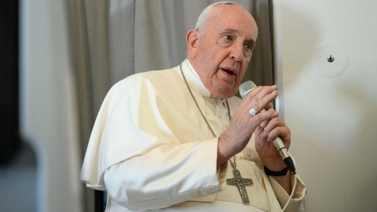 El Papa en vuelo: "El mundo entero está en guerra, se está destruyendo a sí mismo" El Papa en vuelo: "El mundo entero está en guerra, se está destruyendo a sí mismo"