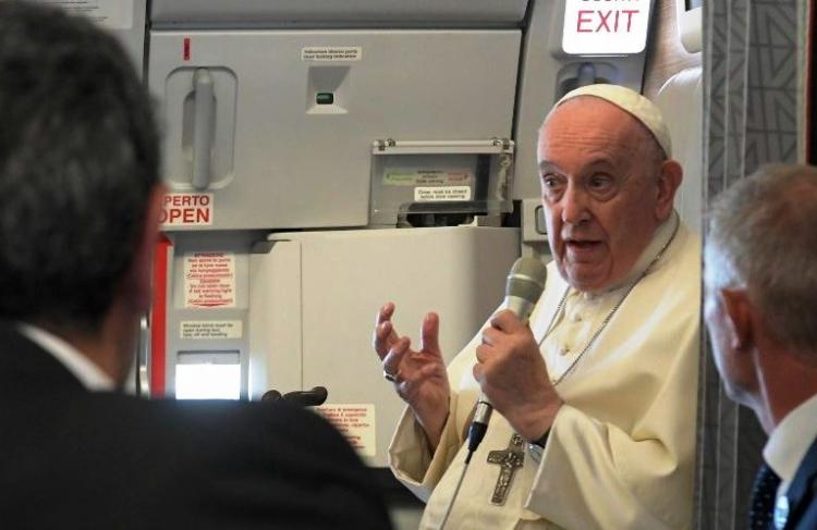 El Papa en vuelo: Hay que dialogar siempre, aun con el agresor El Papa en vuelo: Hay que dialogar siempre, aun con el agresor