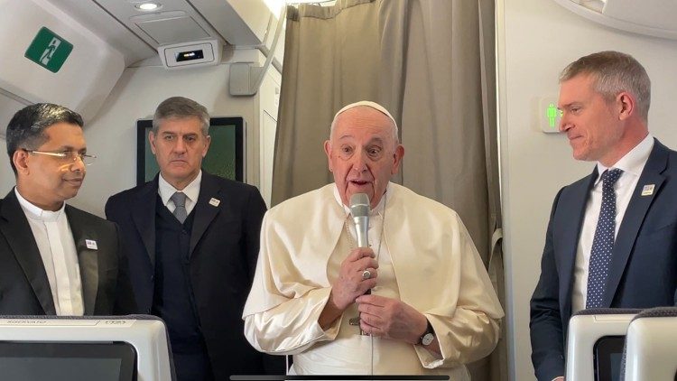 El Papa en vuelo, rezó por los que murieron cruzando el Sahara