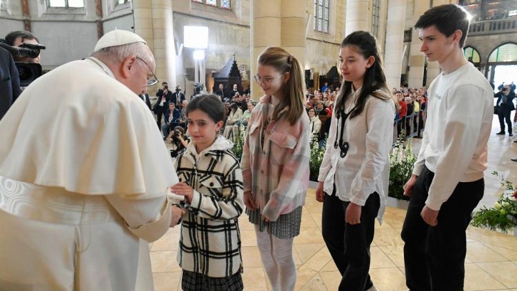 'La Iglesia debe hablar el lenguaje de la caridad', dijo el Papa entre pobres y refugiados 'La Iglesia debe hablar el lenguaje de la caridad', dijo el Papa entre pobres y refugiados