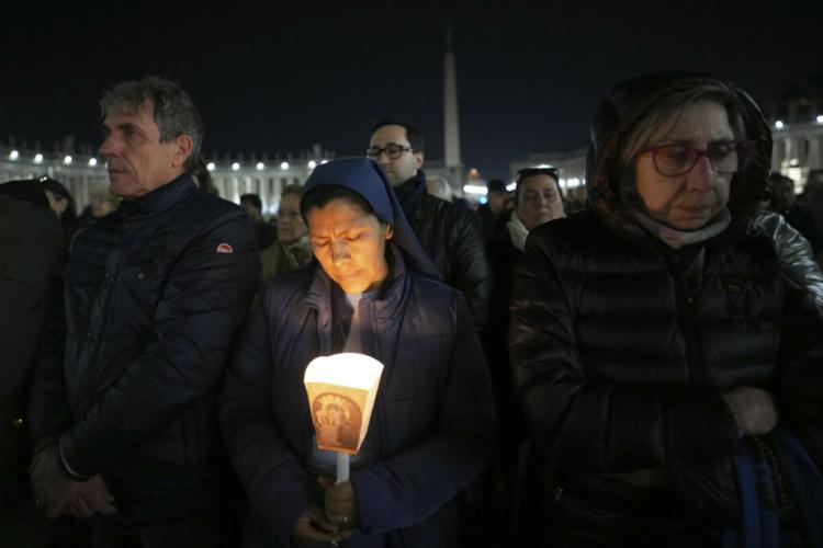 El Papa envía un mensaje a los peregrinos reunidos en la Plaza de San Pedro El Papa envía un mensaje a los peregrinos reunidos en la Plaza de San Pedro