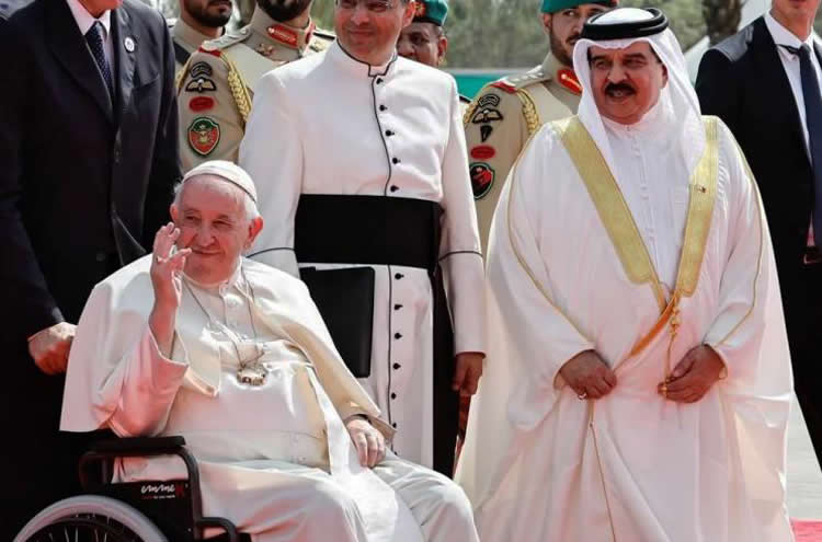El Papa finalizó su viaje a Barhéin y emprendió el regreso a Roma El Papa finalizó su viaje a Barhéin y emprendió el regreso a Roma