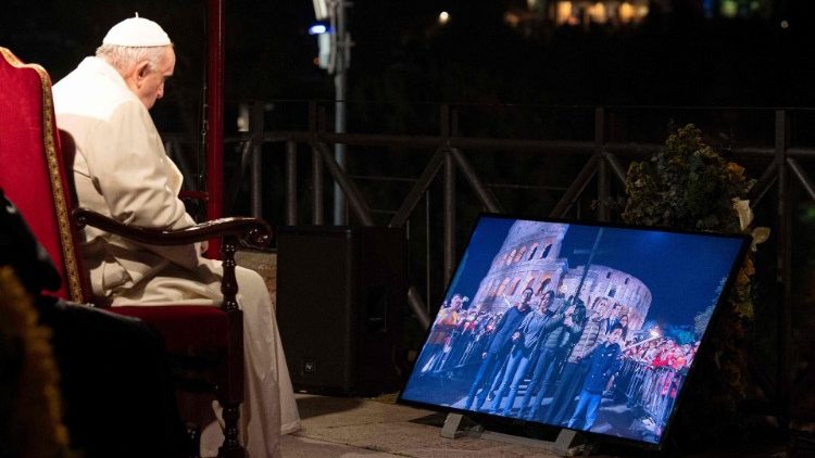 El Papa Francisco escribe las meditaciones para el viacrucis del Coliseo El Papa Francisco escribe las meditaciones para el viacrucis del Coliseo