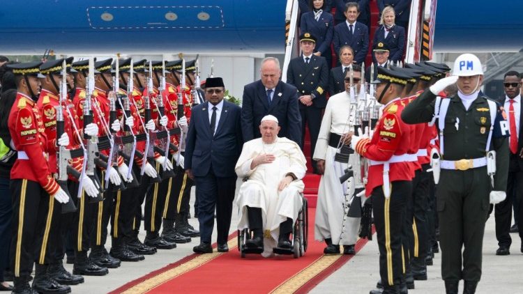 El Papa Francisco llegó a Indonesia, primera parada de su viaje a Asia El Papa Francisco llegó a Indonesia, primera parada de su viaje a Asia