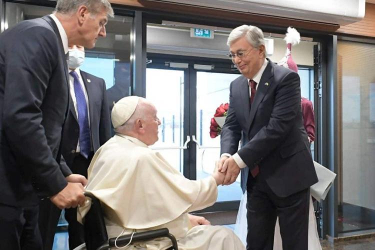 El Papa llegó a Kazajistán para reunirse con líderes religiosos del mundo El Papa llegó a Kazajistán para reunirse con líderes religiosos del mundo