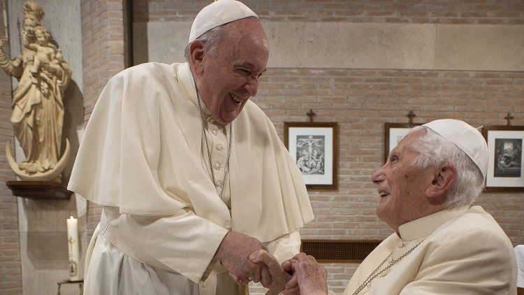 El Papa Francisco recuerda a Benedicto XVI en un nuevo libro