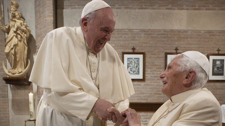 El Papa Francisco recuerda a Benedicto XVI en un nuevo libro El Papa Francisco recuerda a Benedicto XVI en un nuevo libro