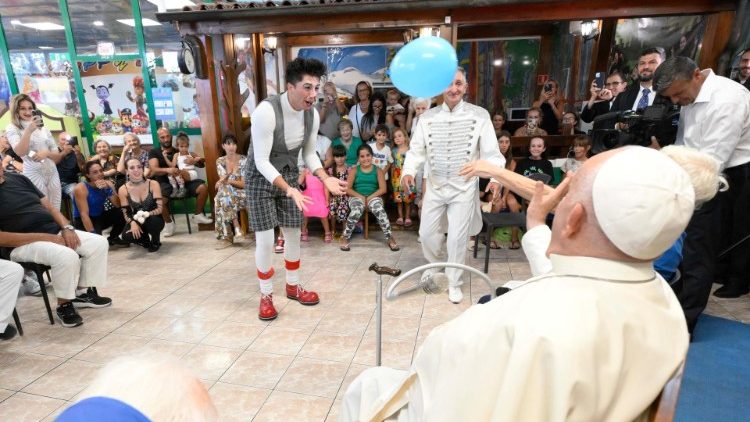 El Papa Francisco visitó la compañía circense Luna Park, en Ostia El Papa Francisco visitó la compañía circense Luna Park, en Ostia