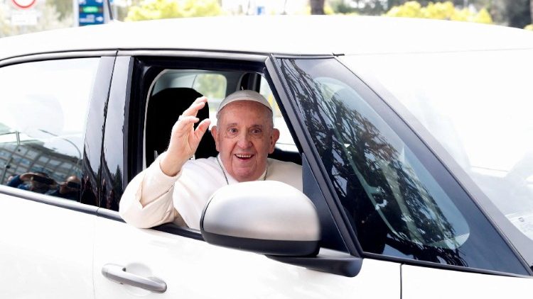 El Papa fue dado de alta y visitó la Basílica de Santa María Mayor El Papa fue dado de alta y visitó la Basílica de Santa María Mayor