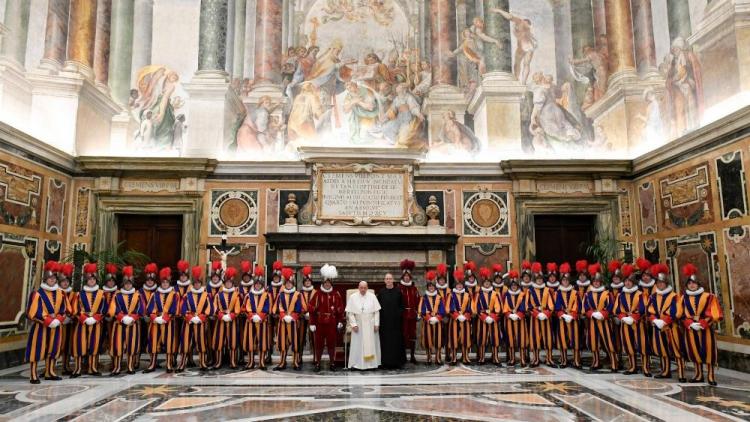 El Papa insta a la Guardia Suiza a cultivar la vida comunitaria El Papa insta a la Guardia Suiza a cultivar la vida comunitaria