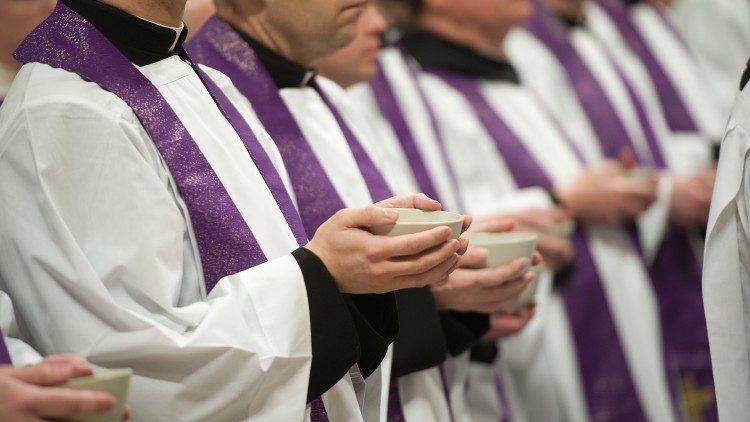 El Papa, a los seminaristas franceses: adoptar 'un nuevo estilo pastoral' El Papa, a los seminaristas franceses: adoptar 'un nuevo estilo pastoral'