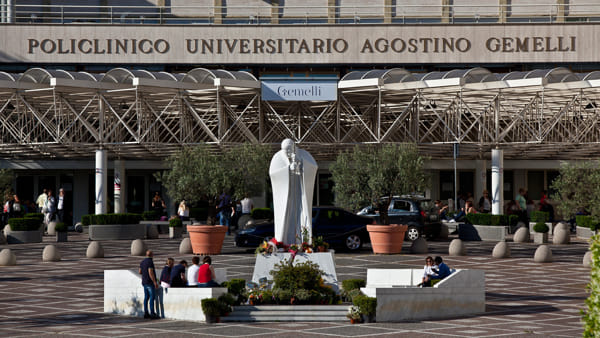 El Papa, internado en el Hospital Gemelli por una infección respiratoria El Papa, internado en el Hospital Gemelli por una infección respiratoria