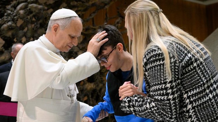 El Papa invita a los enfermos a ser testigos de paz y esperanza