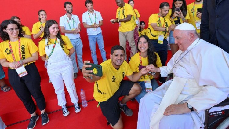 El Papa invita a los jóvenes a 'no mirar la vida desde el balcón' El Papa invita a los jóvenes a 'no mirar la vida desde el balcón'
