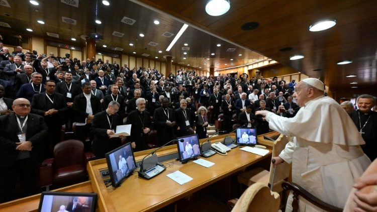 El Papa invita a los párrocos a construir una Iglesia sinodal y misionera El Papa invita a los párrocos a construir una Iglesia sinodal y misionera