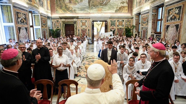 El Papa invitó a los monaguillos a responder al llamado de Cristo El Papa invitó a los monaguillos a responder al llamado de Cristo