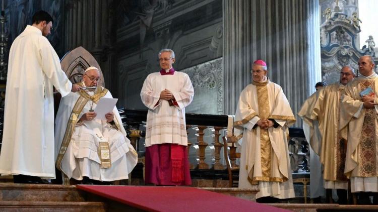 El Papa: Jesús se nos manifiesta como nuestro Rey, con los brazos abiertos El Papa: Jesús se nos manifiesta como nuestro Rey, con los brazos abiertos